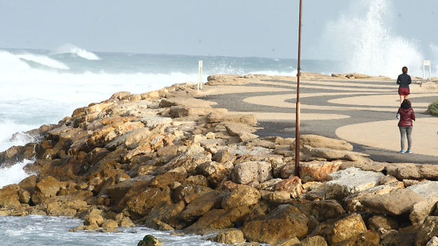 גלים בחופי תל אביב (צילום: מוטי קמחי) (צילום: מוטי קמחי)