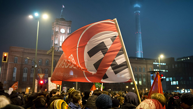 מתנגדים ל"נאצים" מול ההפגנה נגד האיסלאם בברלין (צילום: EPA) (צילום: EPA)