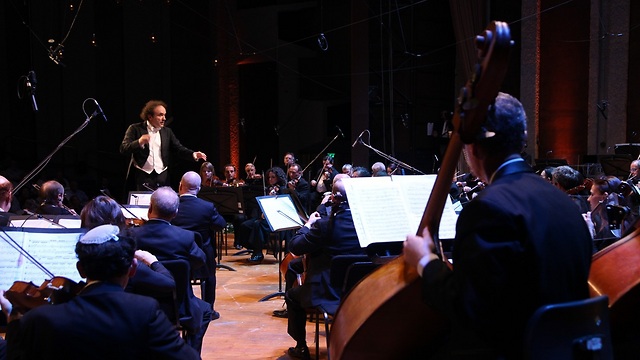 Jerusalem Symphony Orchestra with its director, Maestro Frédéric Chaslin (Photo: Sasson Tiram) (Photo: Sasson Tiram)