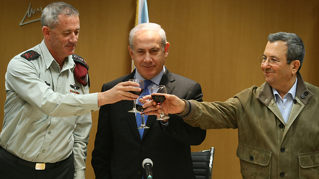 Gantz, Netanyahu and Barak (Photo: Tomeriko)