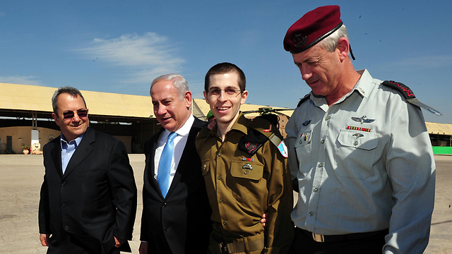 L to R: then-Def. Min. Ehud Barak, PM Benjamin Netanyahu, released soldier Gilad Shalit and IDF Chief of Staff Benny Gantz, upon Shalit's return from captivity (Photo: Ariel Hermoni, the Defense Ministry)