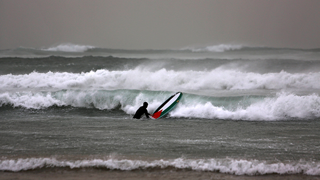 גלי ענק בחוף עזה (צילום: AP) (צילום: AP)