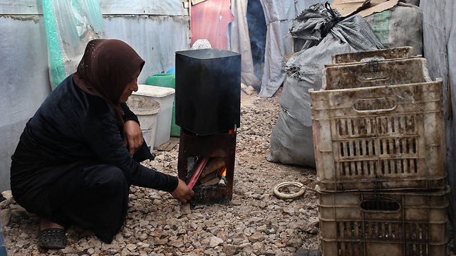 מנסים להתחמם במחנות הפליטים הסורים בלבנון (צילום: AP) (צילום: AP)