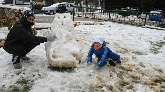 ואיך לא? בובת שלג מסורתית בצפת (צילום: אביהו שפירא) (צילום: אביהו שפירא)