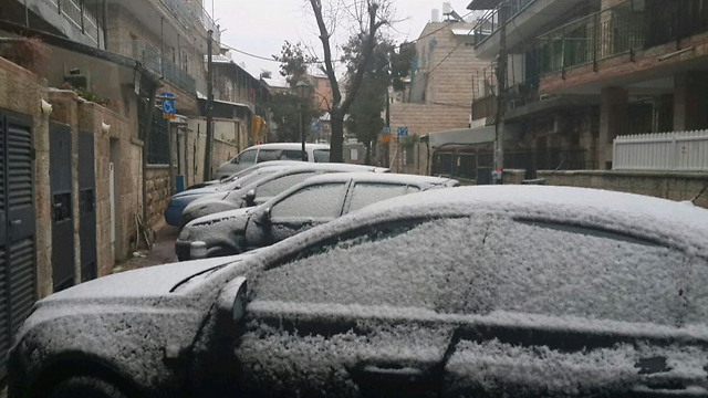 שכונת נחלאות בירושלים, אתמול. התושבים מחכים לשלג יותר משמעותי ()