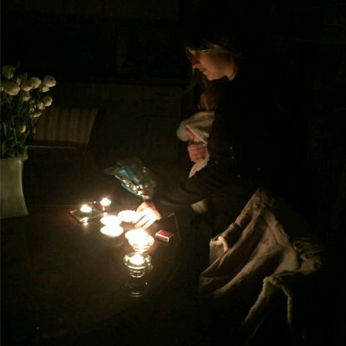משפחה בחולון בעת הפסקת חשמל, אתמול. אלפים היו מנותקים ()