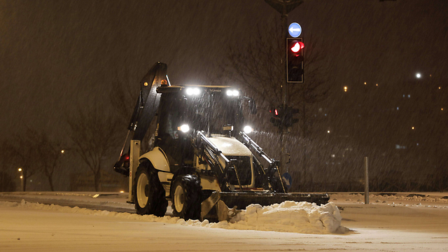 Clearing snow from the roads in Jerusalem (Photo: EPA)