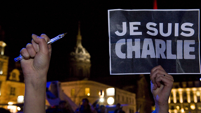 מפגן סולידריות עולמי עם הנרצחים. "אני שארלי" בקלרמון-פראן (צילום: AFP) (צילום: AFP)