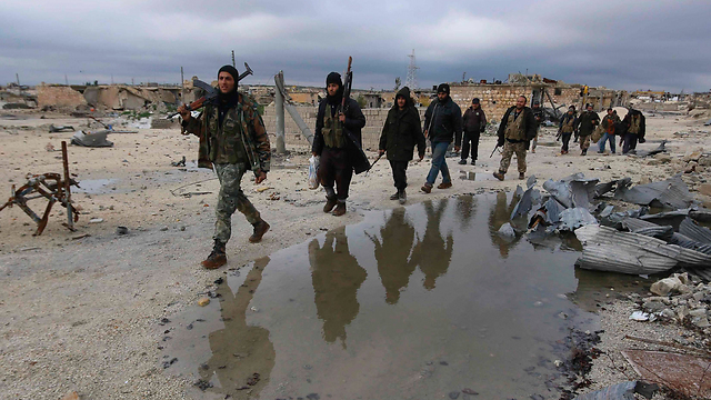 בין המשטר לדאעש. מורדים בחלב (צילום: רויטרס) (צילום: רויטרס)