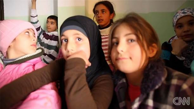 לומדים אנגלית בכיתות נסתרות. ילדים בעיר חלב (צילום: CNN) (צילום: CNN)