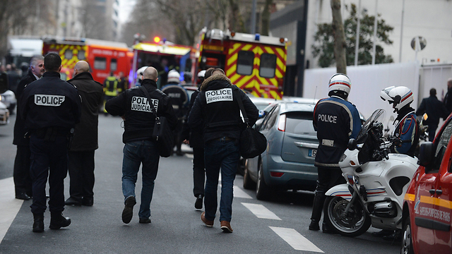 שוטרים בזירת הירי בשוטרת בפריז (צילום: MCT) (צילום: MCT)