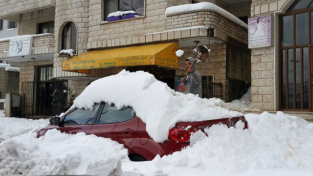 חילוץ מכונית שנקברה תחת השלג ביישוב מסעדה (צילום: אחיה ראב"ד) (צילום: אחיה ראב