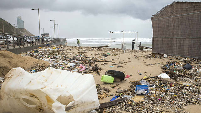 נזקי הרוחות בחוף הים בנתניה (צילום: AFP) (צילום: AFP)