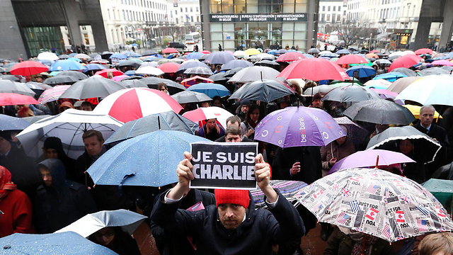 דקת דומייה בפריז מול משרדי העיתון "שארלי הבדו" (צילום: רויטרס) (צילום: רויטרס)