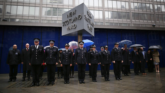 גם הסקוטלנד יארד בלונדון חלק כבוד להרוגי הפיגוע (צילום: AFP) (צילום: AFP)