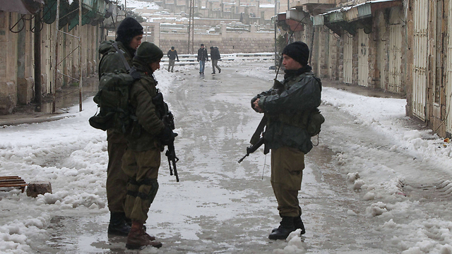 IDF troops in snowy Hebron (Photo: AFP) (Photo: AFP)