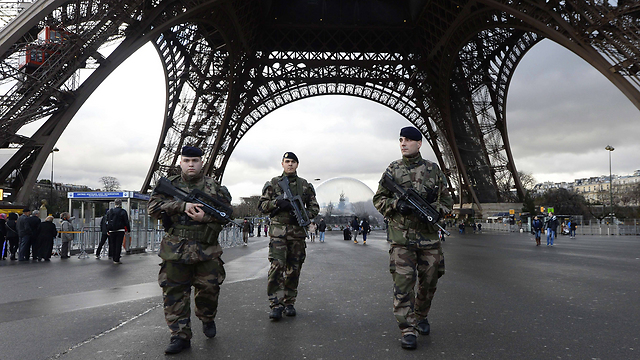 אבטחה כבדה במגדל אייפל בפריז (צילום: AFP) (צילום: AFP)