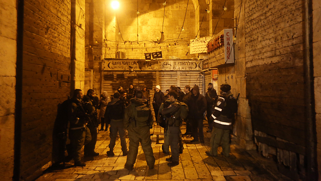 כוחות משטרה ליד זירת הדקירה בירושלים (צילום: גיל יוחנן) (צילום: גיל יוחנן)