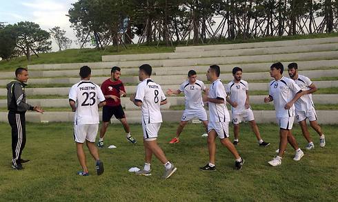 שחקני נבחרת פלסטין בהכנות אחרונות לאליפות באוסטרליה (צילום: AP) (צילום: AP)