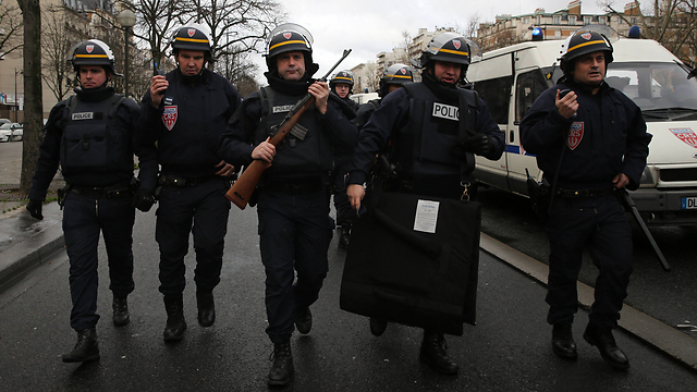 שוטרים מחוץ למרכול בפריז (צילום: Gettyimages) (צילום: Gettyimages)