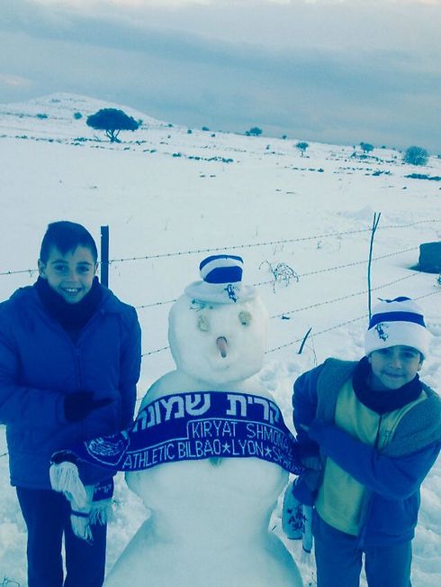 בינתיים שני ילדים ממחלקת הנוער קישטו איש שלג עם צעיף המועדון (צילום: פרטי) (צילום: פרטי)