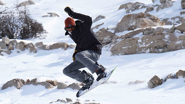 Snowboarding on Mount Hermon (Photo: Aviyahu Shapira)