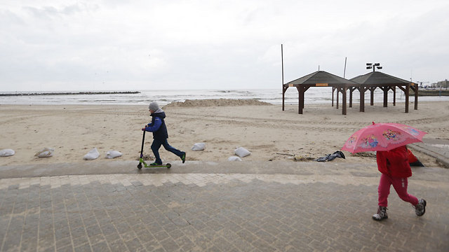 גשום וקר בחוף תל אביב (צילום: ירון ברנר) (צילום: ירון ברנר)
