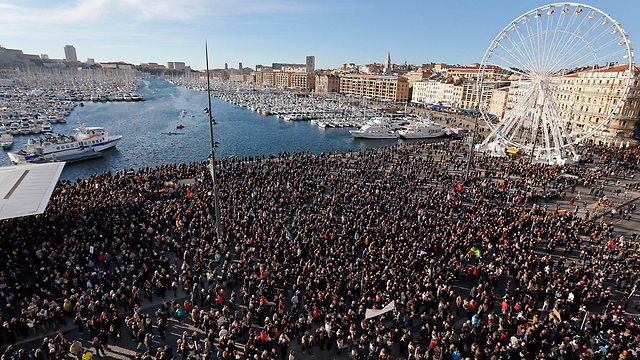 עשרות אלפים השתתפו בעצרות בצרפת לזכר הנרצחים בפיגועים (צילום: EPA) (צילום: EPA)