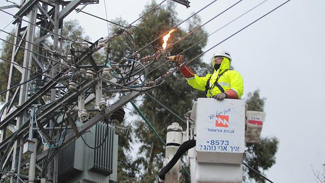 An Electric Corp. worker   (Photo: Courtesy of Israel Electric Corp. )