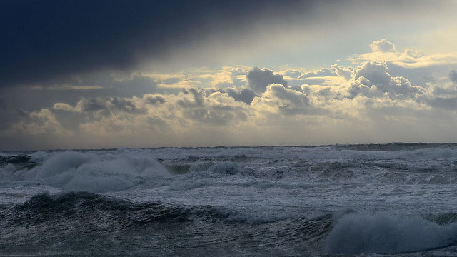נקודת מבט סוערת מחוף הים באשדוד (צילוום: אליווה יואל ) (צילוום: אליווה יואל )