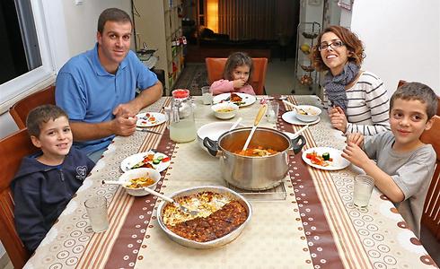 אין מסכים בשעת הסעודה - משפחת גלאם בארוחת הערב המשפחתית (צילום: דנה קופל) (צילום: דנה קופל)