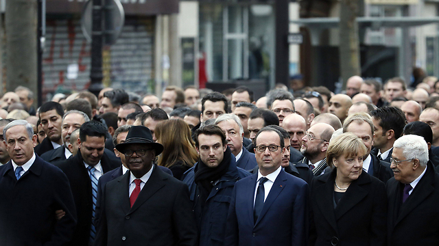 בקצה אחד אבו מאזן, בשני נתניהו. המנהיגים צועדים בפריז (צילום: AFP) (צילום: AFP)
