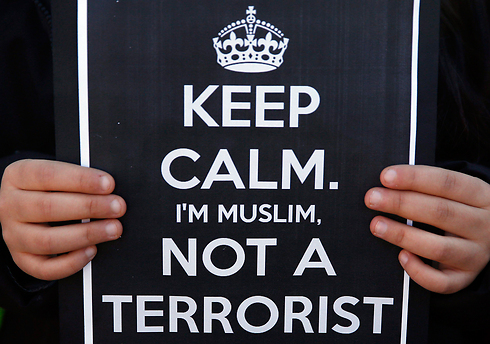 הישארו רגועים. אני מוסלמי. לא טרוריסט (צילום: רויטרס) (צילום: רויטרס)