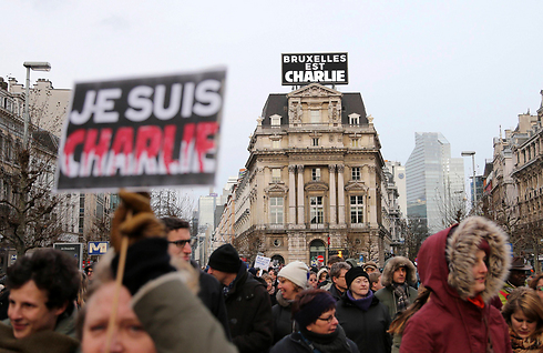 מפגינים בבריסל עם הכתובת je suis charlie, לאות הזדהות עם הנרצחים בפריז (צילום: רויטרס) (צילום: רויטרס)