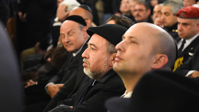 השרים בנט וליברמן בטקס בבית הכנסת בפריז (צילום: ישראל ברדוגו) (צילום: ישראל ברדוגו)