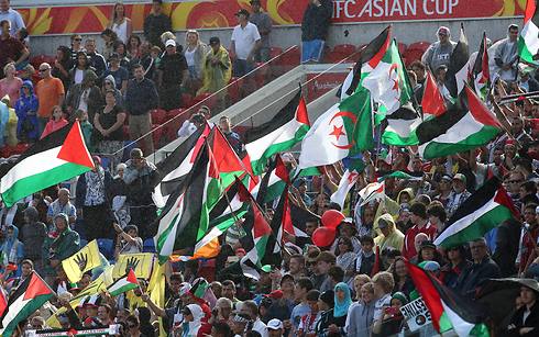 אוהדי נבחרת פלסטין הגיעו בהמוניהם לאצטדיון בניוקאסל (צילום: AP) (צילום: AP)