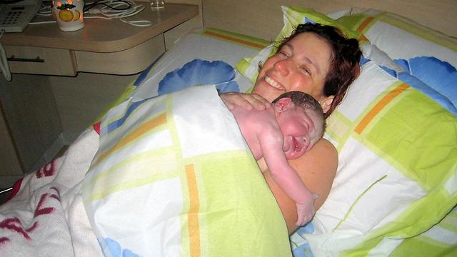 יעל הרמן אורלב, מיד לאחר הלידה במרכז ללידה טבעית בשיבא. "אין לנו מענה" ()