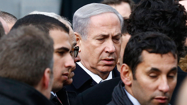 Netanyahu visits site of attack at kosher supermarket in Paris (Photo: EPA) (Photo: EPA)