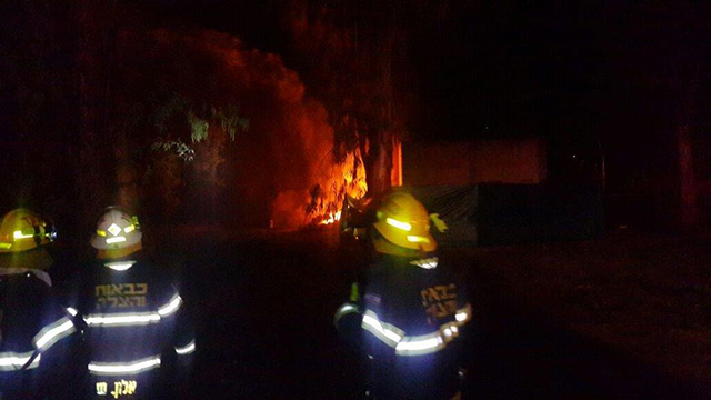 Firefighters arrive at the scene of the fire. (Photo: Petah Tikva Municipality)