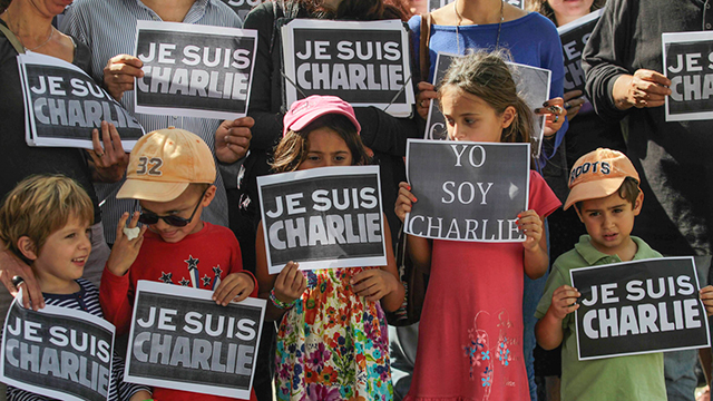 "Yo So Charlie". גם בהוואנה מזדהים עם קורבנות מתקפת הטרור בצרפת (צילום: רויטרס) (צילום: רויטרס)