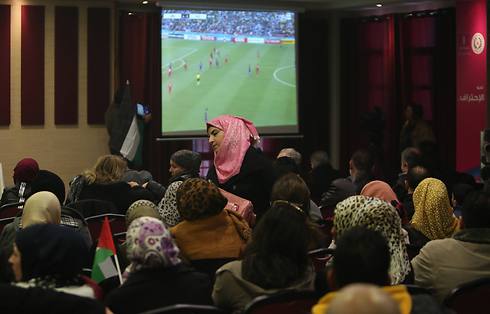 אוהדי נבחרת פלסטין צופים במשחק (צילום: AFP) (צילום: AFP)