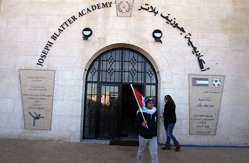 אוהד פלסטיני על יד האקדמיה ע"ש בלאטר ברמאללה (צילום: AFP) (צילום: AFP)
