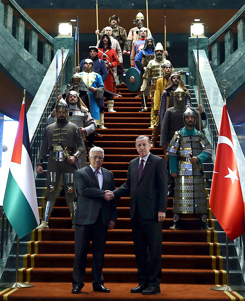 Abbas and Erdogan in front of honor guard (Photo: AP)