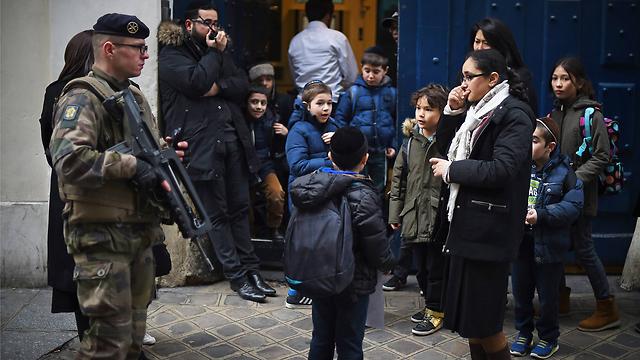 Armed soldiers stand guard outside a Jewish school in Paris last year (Photo:gettyimages) (Photo: Getty Images)