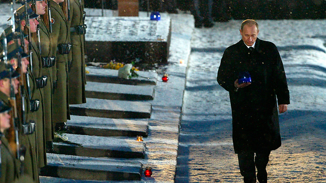 פוטין באושוויץ ב-27 בינואר 2005 (צילום: רויטרס) (צילום: רויטרס)