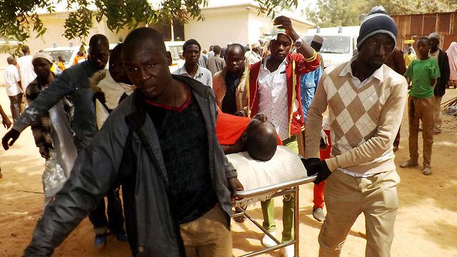 מפנים פצועים מפיגוע התאבדות בניגריה (צילום: AFP) (צילום: AFP)