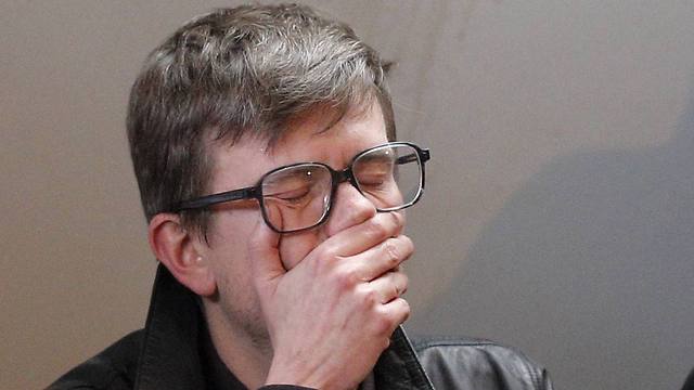 הקריקטוריסט לוז פורץ בבכי במהלך מסיבת העיתונאים (צילום: AP) (צילום: AP)