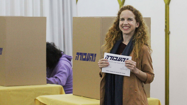 MK Stav Shaffir voting in the Labor primaries (Photo: Ido Erez)