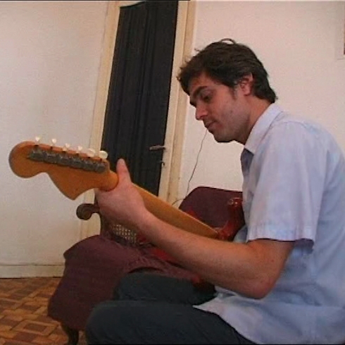 על הגיטרה, א.ב. סימון (צילום: ניר פרידנברג) (צילום: ניר פרידנברג)