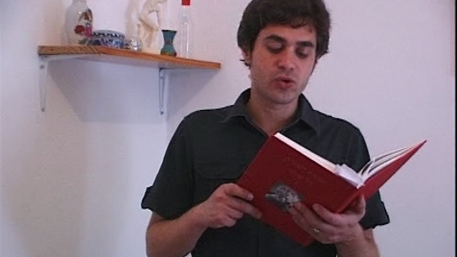 א.ב. סימון מקריא שירה. מתוך "אודות א.ב. סימון" (צילום: ניר פרידנברג) (צילום: ניר פרידנברג)